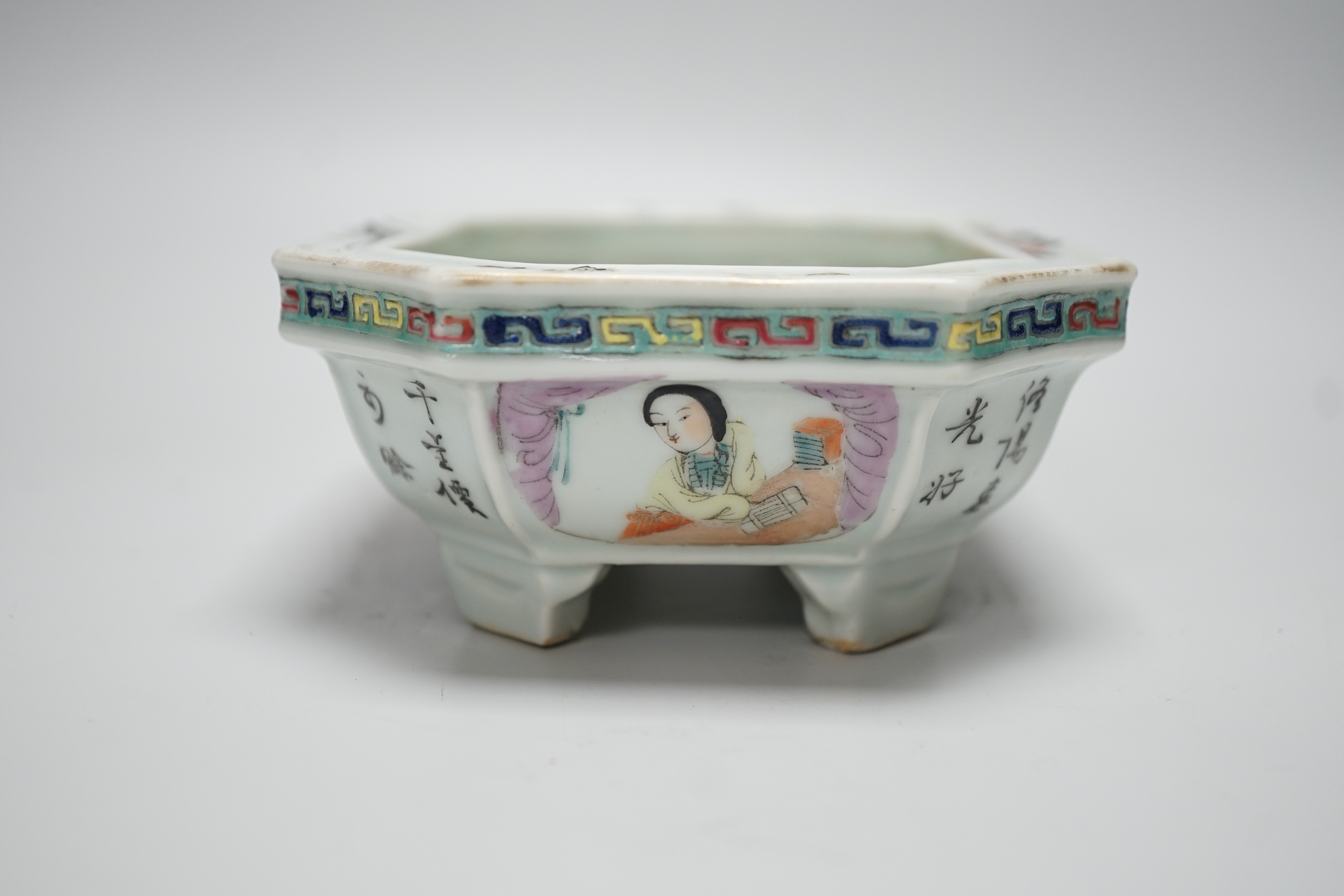 A mid 20th century Chinese famille rose bulb dish, 18cm